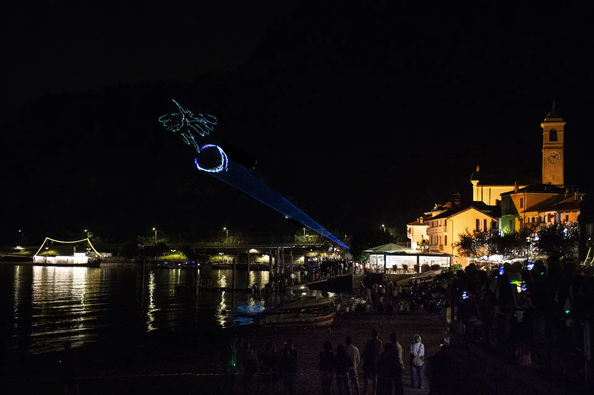 Spettacolo proiezioni laser in cielo durante il festival "Feriolo & Baveno d'Incanto" a Feriolo