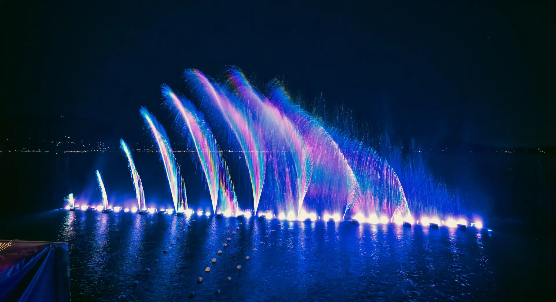Spettacolo di luci e fontane durante il festival "Feriolo & Baveno d'Incanto" a Baveno