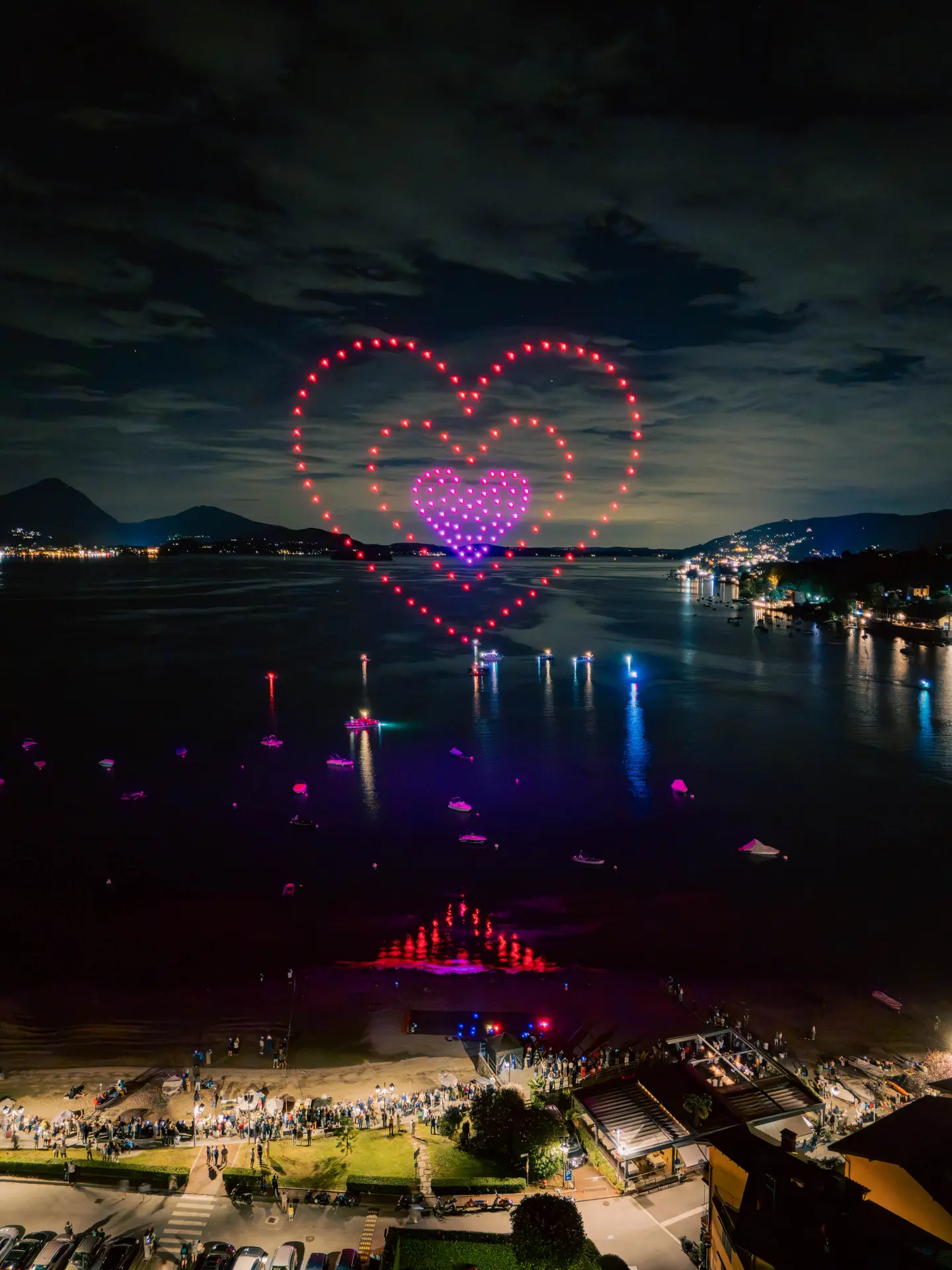 Spettacolo di droni forma un cuore nel cielo notturno durante il festival "Feriolo & Baveno d'Incanto" a Feriolo