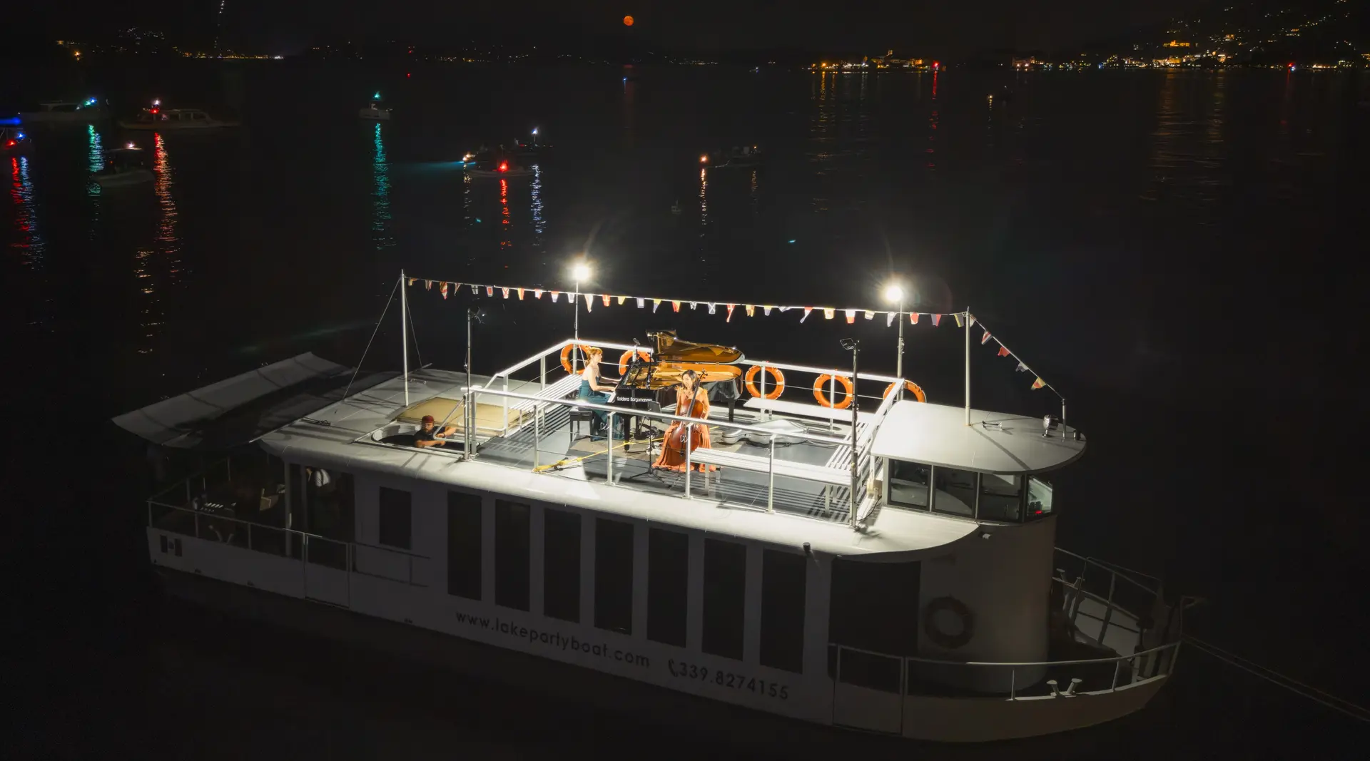 Spettacolo di musica live su traghetto attraccato al molo durante il festival "Feriolo & Baveno d'Incanto" a Baveno