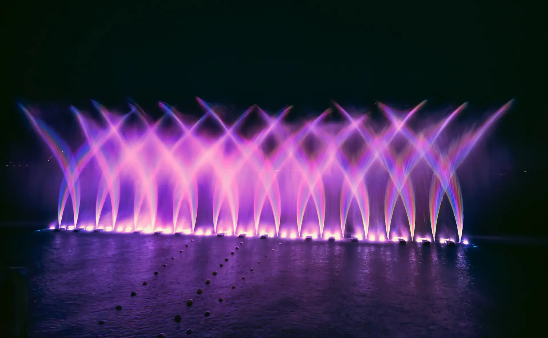 Spettacolo di luci e fontane durante il festival "Feriolo & Baveno d'Incanto" a Baveno